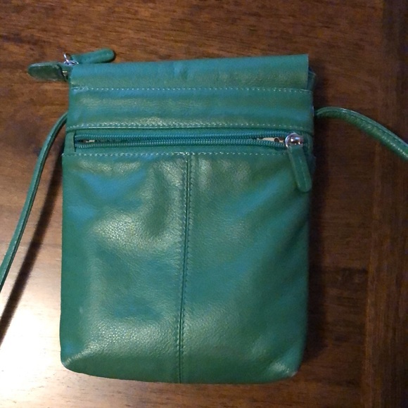 ILI cross body bag- soooo cute in green! Easy to wear and fits your phone! - Picture 4 of 7